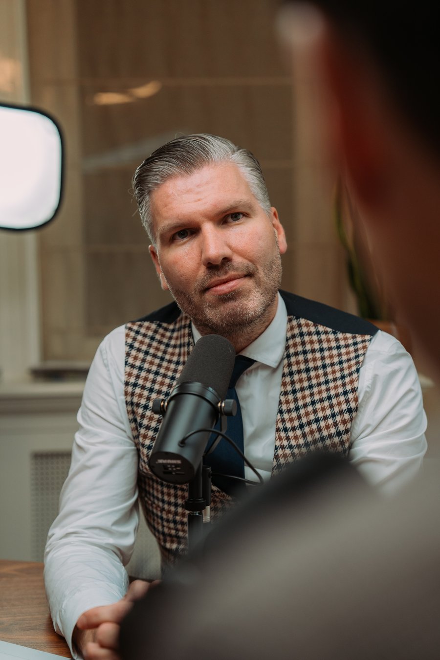 Niels Langereis speaking at a podcast